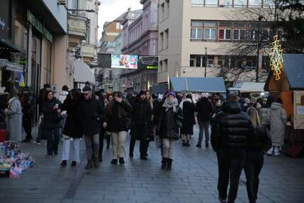 Turisti ispunili Baščaršiju i ulice Sarajeva prvog dana 2026. godine, Ferhadijom se jedva može prošetati (FOTO)