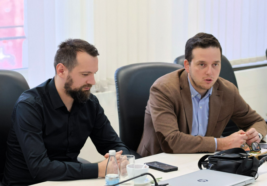 FOTO: PRESS VLADA KS