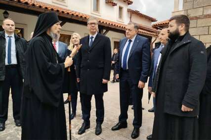 Dodik dočekao Vučića u rodnom mjestu Svetog Vasilija Ostroškog
