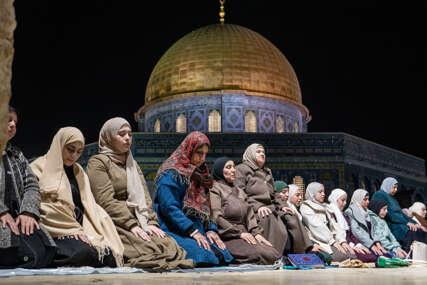 Palestinci klanjali teravih-namaz u Al-Aksi (FOTO)