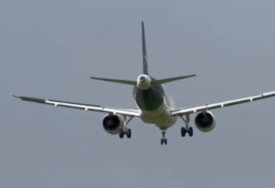 Pijana Britanka u avionu iz Zadra vikala na putnike, u stanici šutnula policajku