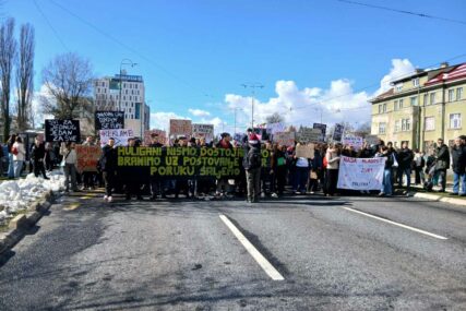 Mirna šetnja demonstranata je krenula: "Huligani nismo, dostojanstvo branimo, uz poštovanje i mir poruku šaljemo" FOTO, VIDEO