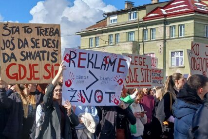 Đaci i studenti sa suzama prozivaju profesore i traže odgovornost. Okupljenim se obratio i Samir Hrnjica FOTO