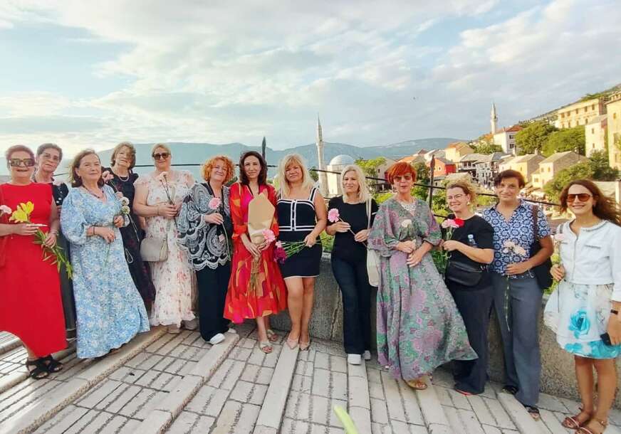 FOTO: UDRUŽENJE KNJIŽEVNICA I 
LJUBITELJA UMJETNOSTI "ŽENA SA KNJIGOM"