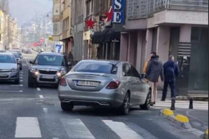 U centru Sarajeva pokvaren Mercedes ostavljen na sred ulice: Satima se čeka intervencija
