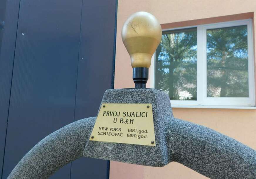 FOTO: SPOMENIK PRVOJ SIJALICI U BIH U DVORISTU OSNOVNE ŠKOLE PORODICE EF RAMIĆ U SEMIZOVCU/ E. MURAČEVIĆ