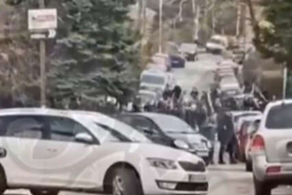 (VIDEO) Pojavio se snimak tuče Grobara i Delija: Huligani bili naoružani motkama i štanglama