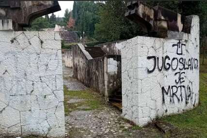 Partizansko groblje ponovo oskrnavljeno: Napad na antifašizam i historiju Mostara (FOTO)