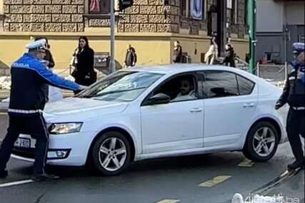 (VIDEO) Automobilom krenuo ka demonstrantima, spriječila ga policija!