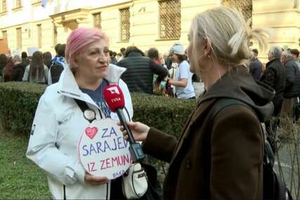 Ovo je 'baka iz Zemuna' koja je došla u Sarajevo na protest: "Naša borba je zajednička"