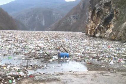 UŽASNE SCENE Otpad iz tri države ponovo zatrpao Drinu, dogovor još bez rezultata