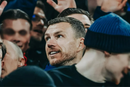 Džeko se pridružio navijačima Schalkea na tribinama u navijanju