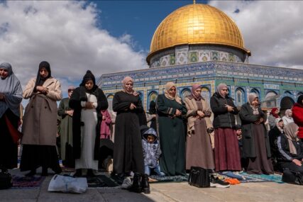 ZAUZELI STAV I POKAZALI HRABROST Uprkos izraelskim zabranama i maltretiranju, 100.000 Palestinaca klanjalo džumu u Al-Aksi