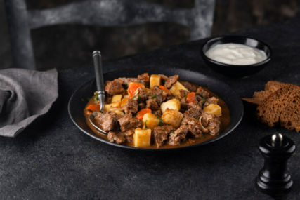 Za iftar pripremite gulaš iz rerne: Okus će vas oduševiti
