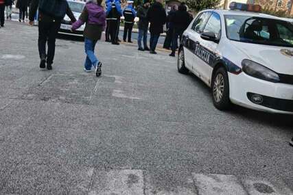 Sarajevska policija o muškarcu koji je vozilom krenuo prema demonstrantima: Imao je tri vrste droge i zabranu vožnje