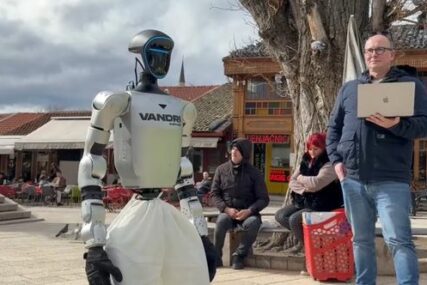 (VIDEO) Robot Roby stigao i u Sarajevo: Hvalio ćevape i plesao uz stihove Kemala Montena