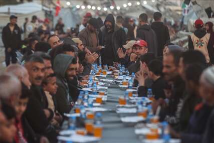 Zajednički iftar priređen za raseljene Palestince u četvrti Zeitoun u Gazi