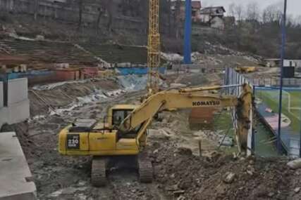 Navijači Željezničara pitaju: Zašto se tako sporo gradi južna tribina na Grbavici, gdje je novac, ima li posla za SIPA-u?