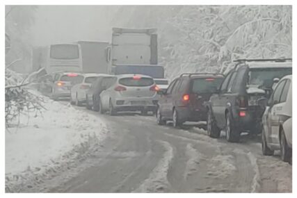 Problemi zbog snijega: Zaustavljen saobraćaj na pravcu Kladanj - Stupari, popriječili se kamioni