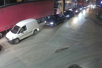 Duge kolone na izlazu iz BiH prema Hrvatskoj