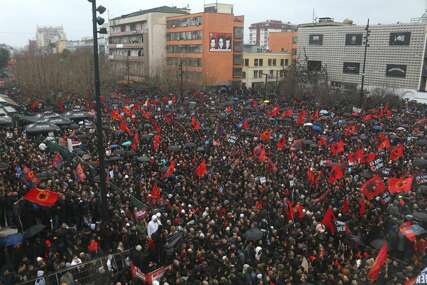 Protesti i na Kosovu: Hiljade ljudi marširalo trgovima Prištine