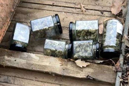 Nakon pretresa u Gračanici oduzeta opojna droga, uhapšen muškarac