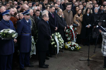 Markale 32 godine poslije: Sarajevo se s bolnim sjećanjem poklonilo žrtvama FOTO, VIDEO