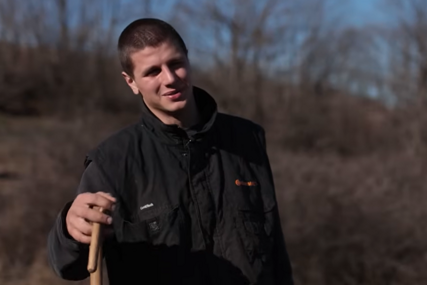 (VIDEO) Miloš (21) živi u šatoru sa 300 ovaca, nema struje i sam plaća studije
