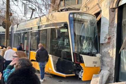 Tramvaj iskočio iz šina u Milanu i udario u zgradu: Jedna osoba poginula, a najmanje 39 povrijeđeno