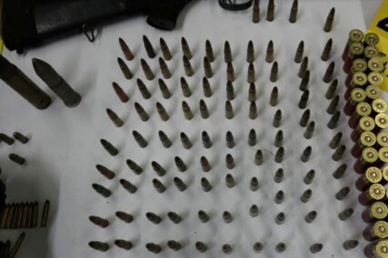 U Orašju kod 60-godišnjaka pronađena droga i streljivo