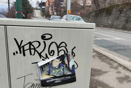 Neko po Sarajevu postavlja plakate s likom Mušana Topalovića Cace, na njima piše "Heroj"