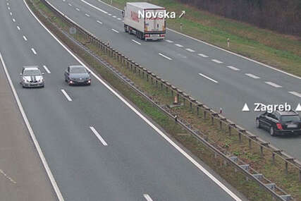 Četiri pješaka pretrčavala autocestu kada je na njih naletilo auto. Dvije osobe su poginule, dvije teško povrijeđene