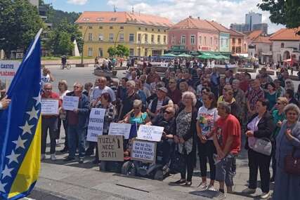 Penzioneri u Tuzli na ulici: "Da nije djece koja pomognu, ne bi se moglo izaći na kraj"