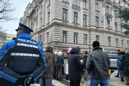 Protestanti stigli pred Skupštinu Kantona Sarajevo: Uzvikuju "Hota, odlazi!"