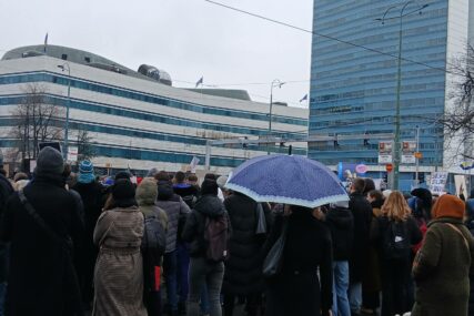 Peti dan protesta u Sarajevu: "Prije nego što odete, osigurajte gradski prijevoz ovoj djeci!"