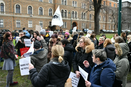 Počeli protesti radnika Stomatologije ispred Vlade KS: "Radimo za plaću, a ne obećanja!"
