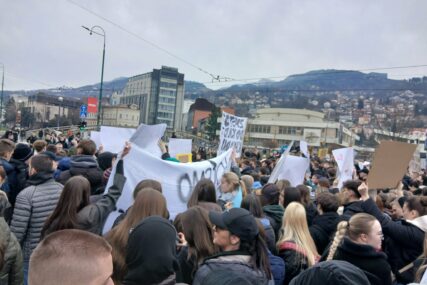(FOTO, VIDEO) Protestanti stigli do Skenderije: Mladi idu pred Tužilaštvo KS
