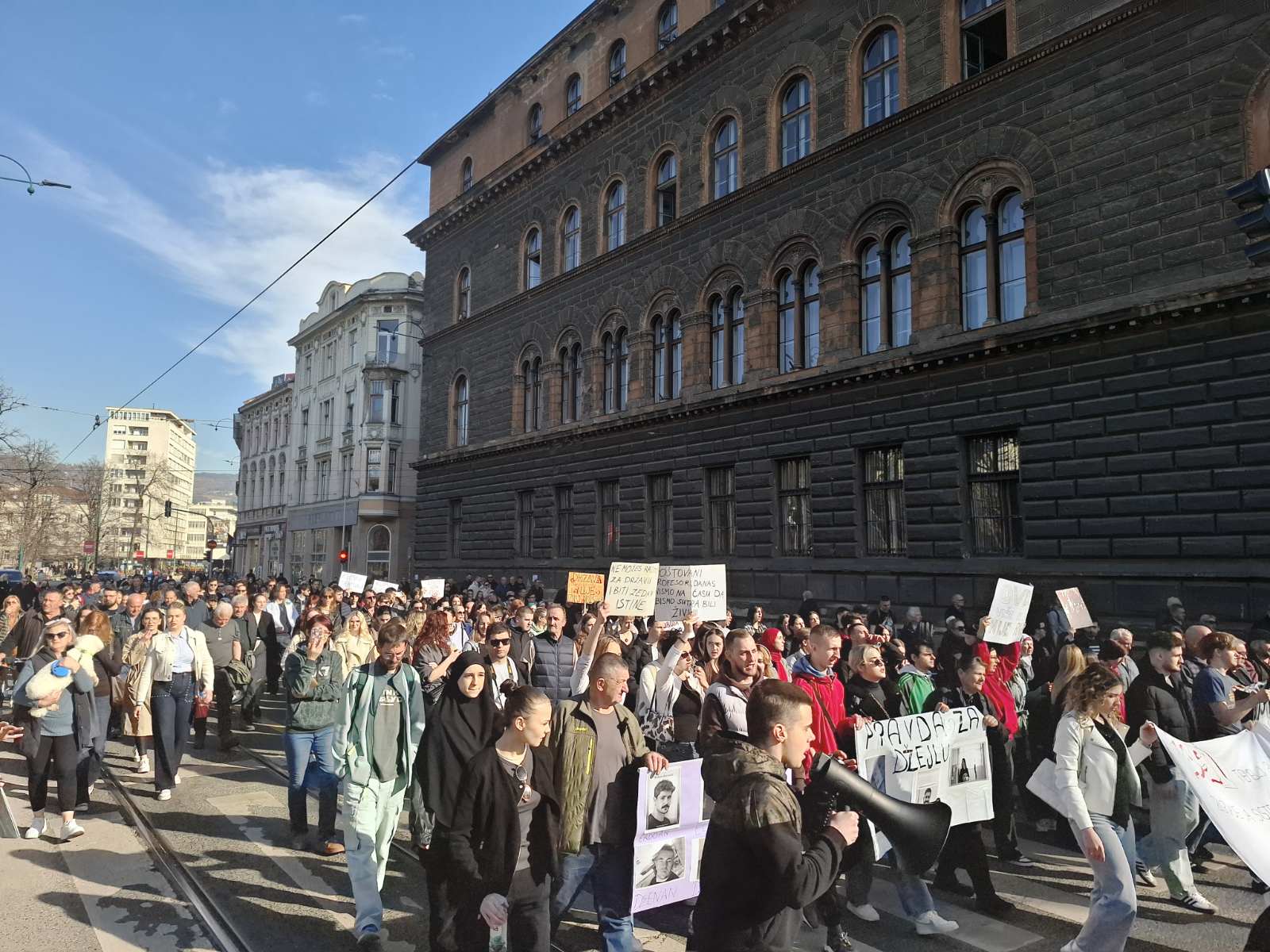 Protesti Slike ZAVRŠENI PROTESTI Potresni govori roditelja obilježili osmi protest ...