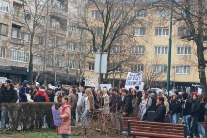 (FOTO, VIDEO) Protestanti stigli pred Kantonalno tužilaštvo u Sarajevu, TRAŽE PRAVDU!