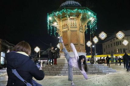 Svečano ukrašena Baščaršija povodom ramazana: Večeras je prva teravija (FOTO)