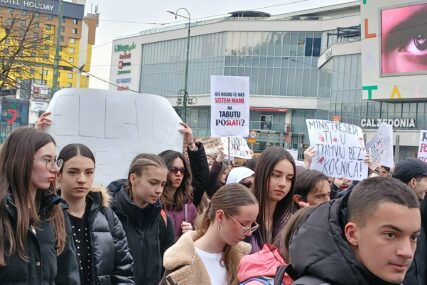 "Još koliko će nas sistem mami na tabutu poslati": Snažne poruke učenika i studenata na transparentima