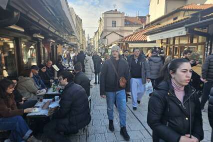 FOTO Sarajevo danas: Baščaršija puna svijeta, u baštama se pije kafa...