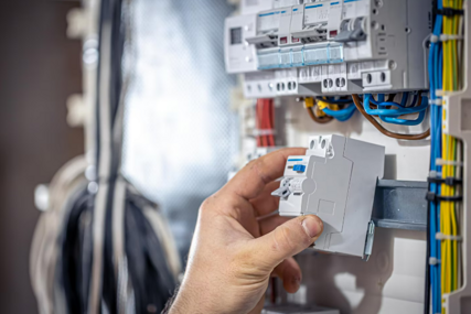 Radnik Elektrodistribucije iz bijesa isključio struju cijelom naselju