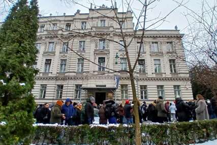 Studenti pozivaju ministricu Hota da ode sa te pozicije: Prozor na Vladi KS je otvoren, sve su čuli, ali niko nije izašao...