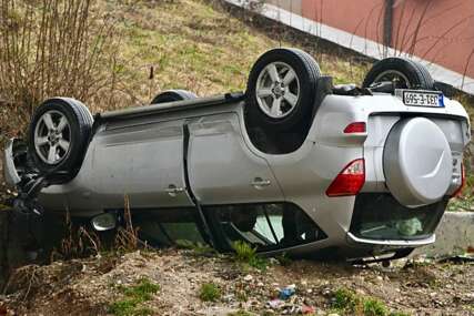 Na Ilidži vozač izgubio kontrolu nad Toyotom pa se prevrnuo na krov