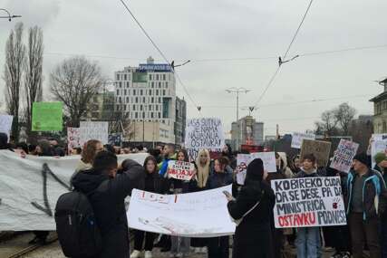 Nikada više transparenata i parola na protestima u Sarajevu (FOTO)