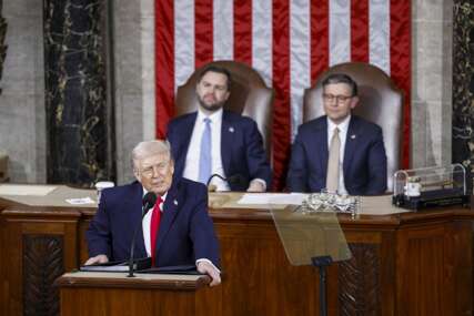 Trump u obraćanju naciji hvalio sebe, pričao nebuloze i rugao se svijetu, a onda je dvoranom odjeknulo: "Ubili ste Amerikance!" (FOTO)