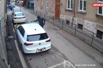 Drama u Sarajevu: Maskirani muškarac zapalio Golfa usred dana VIDEO