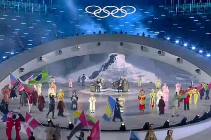 Volonter nosio zastavu BiH na zatvaranju 25. Zimskim olimpijskih igara: Svi bh. sportisti ranije napustili Italiju