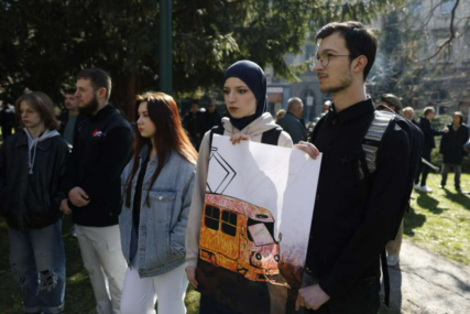 Građani koji su protestvovali ispred zgrade Kantona Sarajevo uputili se u šetnju prema Baščaršiji